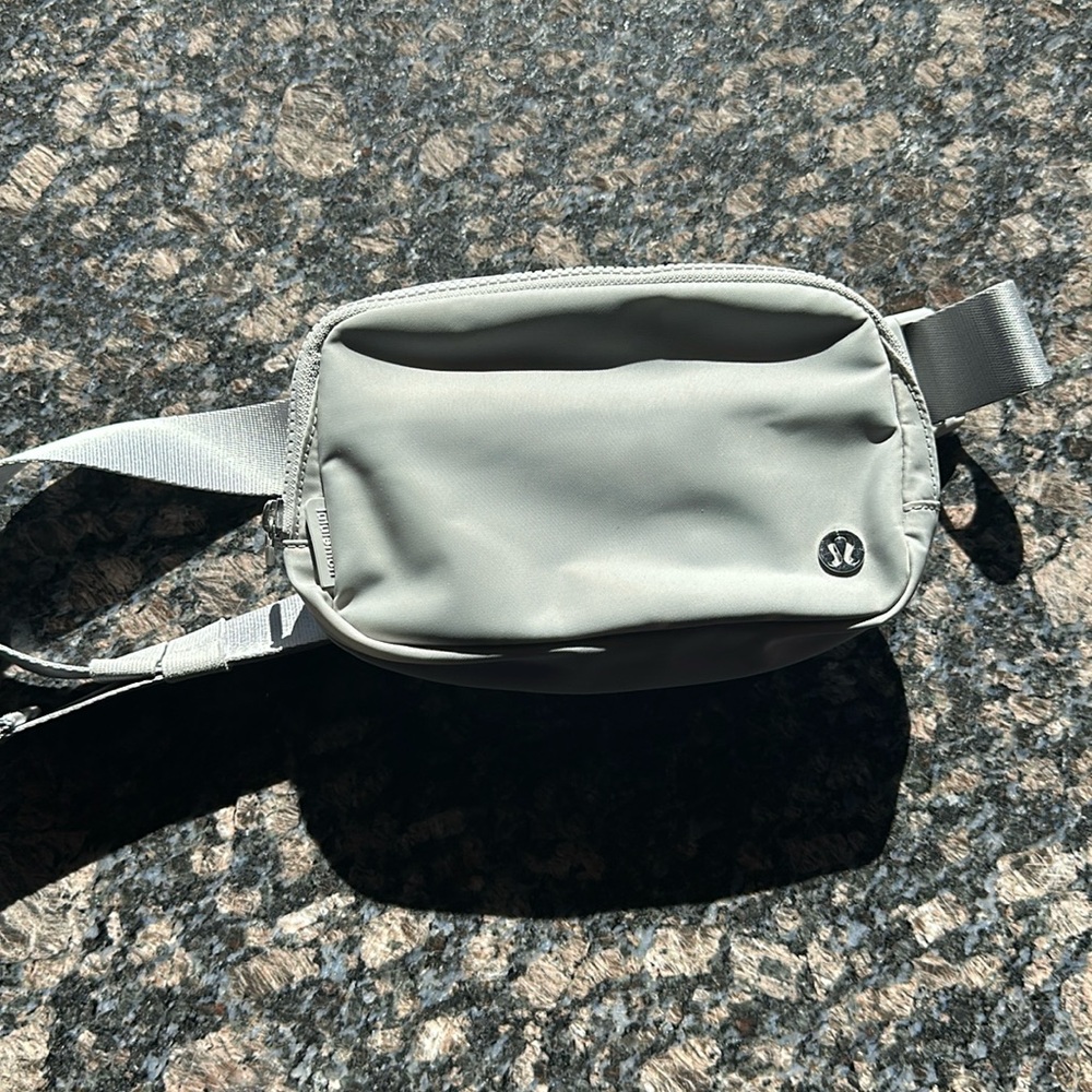 NWOT Lululemon Everywhere belt back light gray